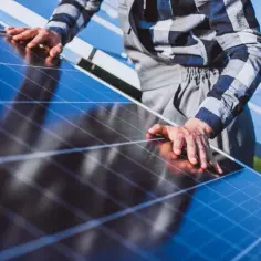 Blacha z nierdzewki – przewodnik po gatunkach i montażu w systemach PV