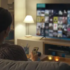 Ile prądu pobiera telewizor 65 cali? Koszty i zużycie energii