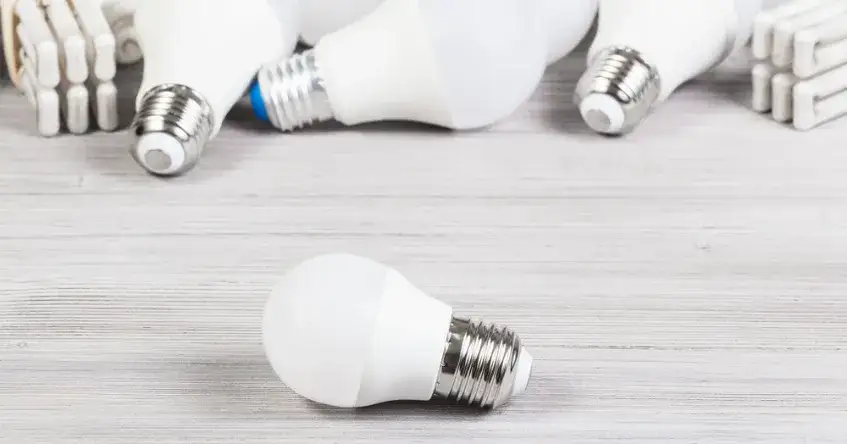 Zdjęcie Zużycie prądu żarówki 100W - kalkulacja i oszczędności energii