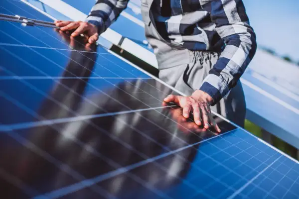 Blacha z nierdzewki – przewodnik po gatunkach i montażu w systemach PV